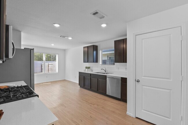 Building Photo - 18718 Clearwater Brk Dr