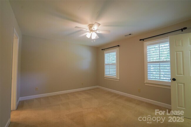 Building Photo - 6932 Foxglove Dr