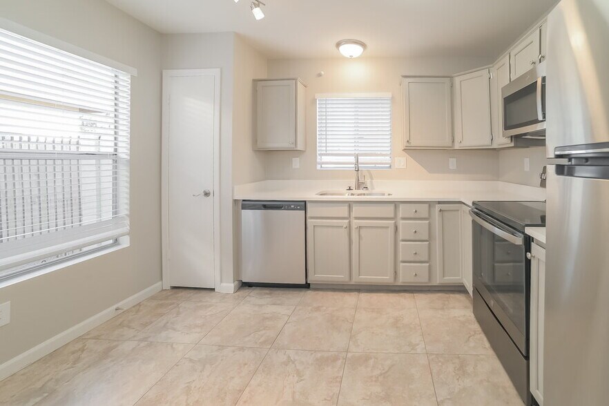 Building Photo - 10119 W Windsor Blvd