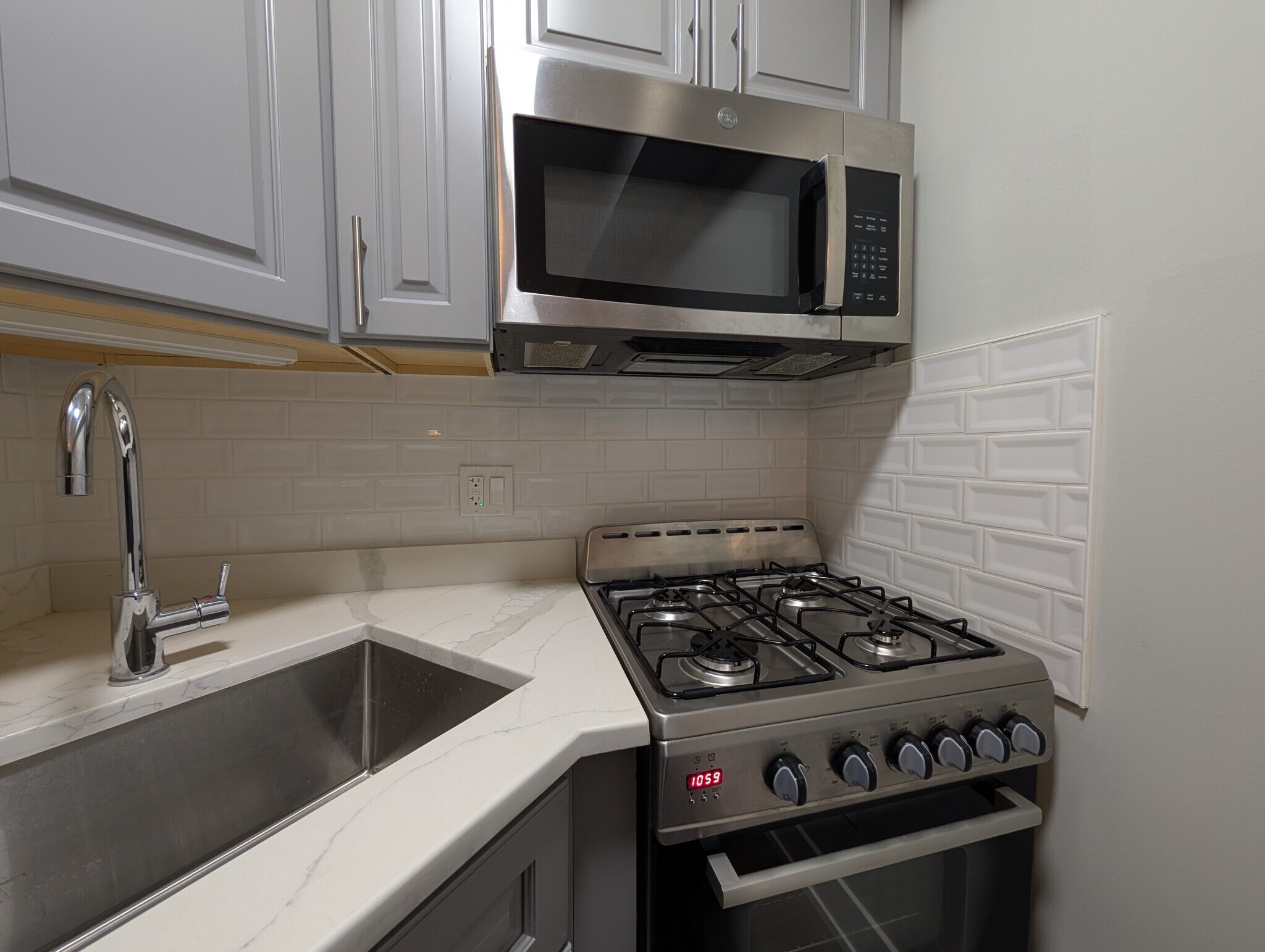 Building Photo - 515 W Belmont Ave