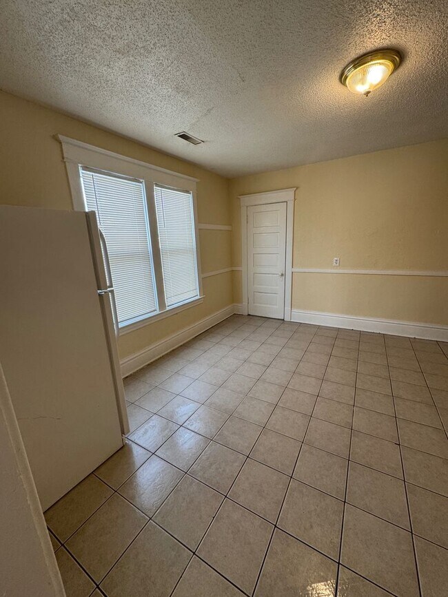 Building Photo - 1704 S 4th St