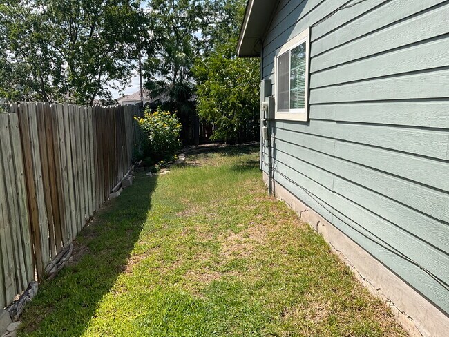 Building Photo - 9626 Bratton Dr