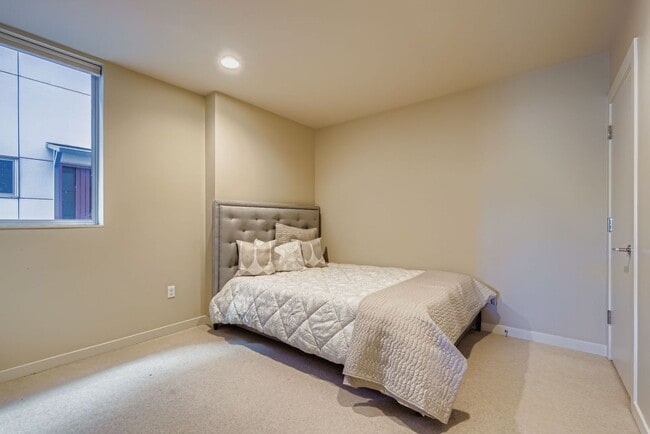 Building Photo - Eastlake Townhome with Commanding Views