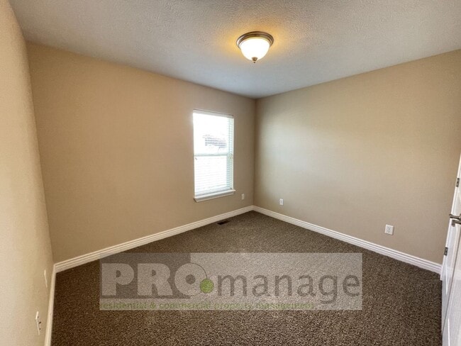 Building Photo - 4 Bed, 3 Bath Town Home w/ 2 Car Garage - Ammon