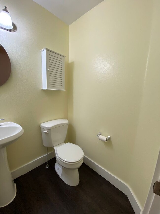 Building Photo - Lovely 4 Bedroom (+ Large bonus room) in B...