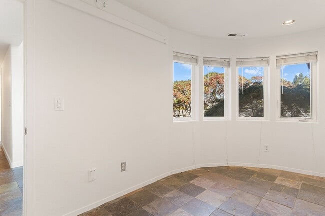Building Photo - Beautiful 3 Bedroom 3 Bathroom Home With Stunning Views