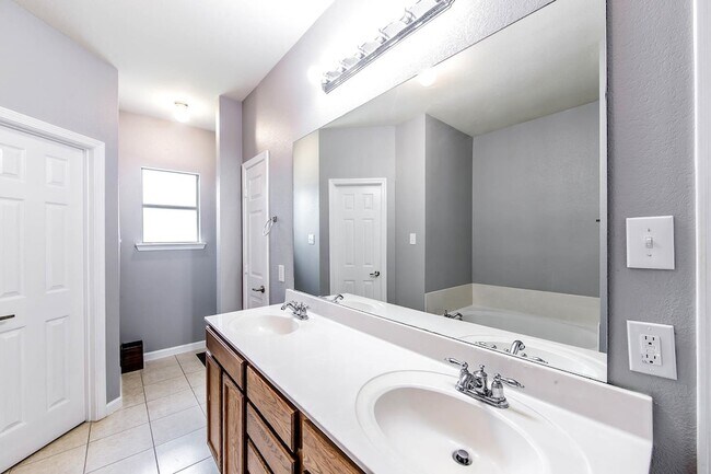 Building Photo - 26286 Poplar Glen Dr