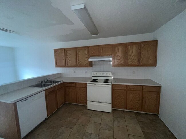 Building Photo - 3303 Toledo Dr