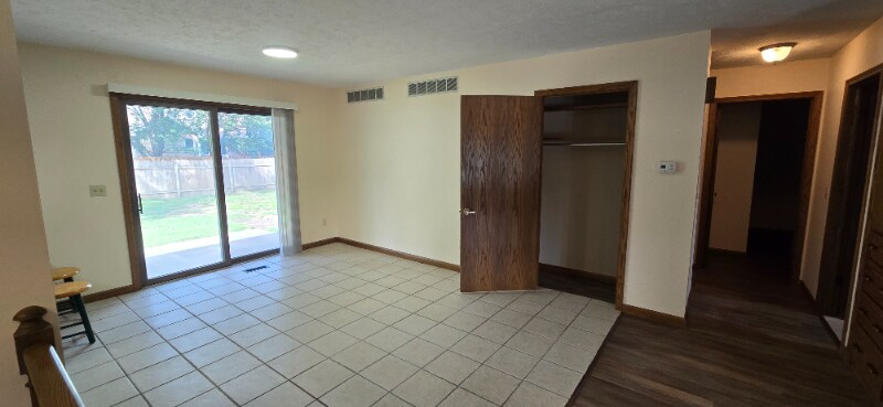 Building Photo - 409 Oak Park Dr