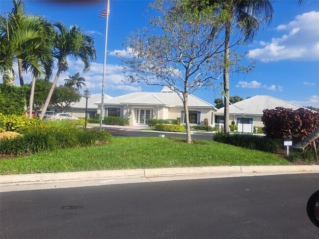 Building Photo - 110 Cypress Club Dr
