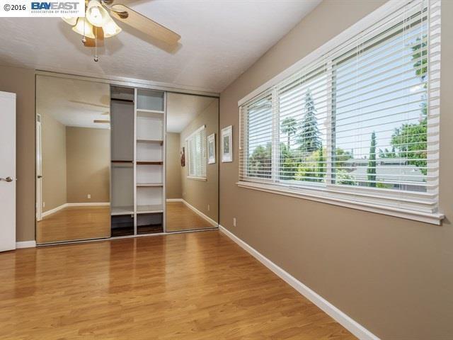 Building Photo - Park like end unit, move in condition with...