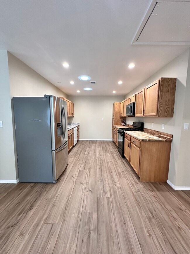 Building Photo - Coming Soon! 1 Bedroom 1 Bathroom with Ref...