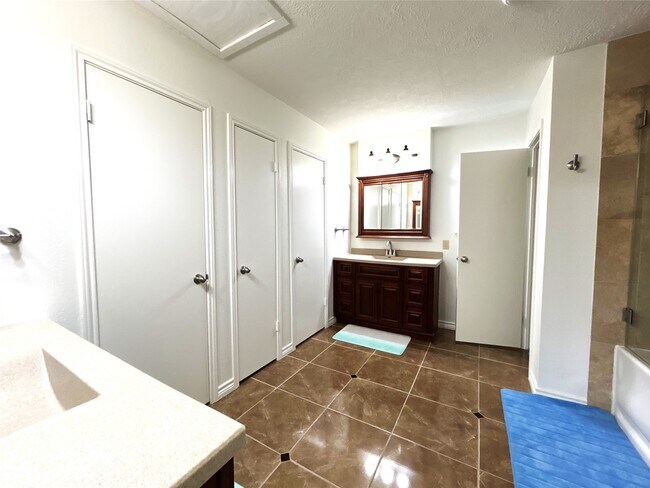 Building Photo - 2714 River Birch Dr