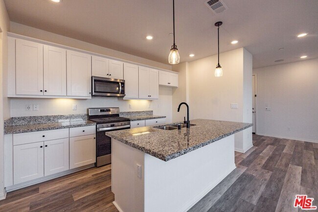 Building Photo - 27639 Sawtooth Ln