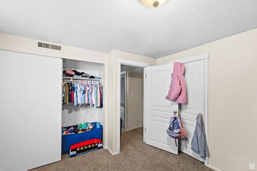 Building Photo - 2324 Quincy Ave