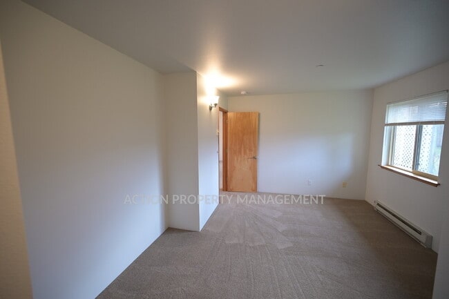 Building Photo - 2 bed, 2 bath, 1 car garage- water, sewer and yard care included!