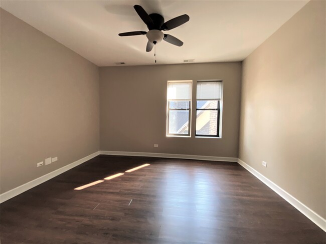 Building Photo - 920 W Cullom