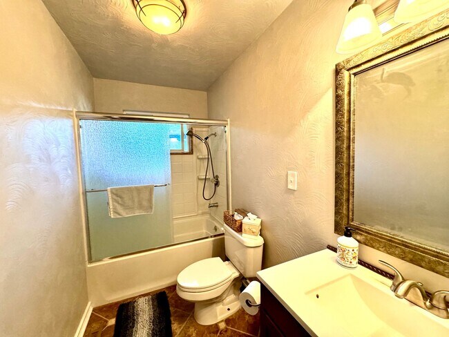 Building Photo - Lovely one level home in Northwest Santa R...