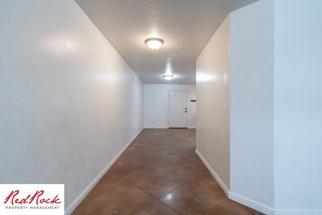 Building Photo - End Unit, DOG-FRIENDLY 3 Bedroom Townhome ...