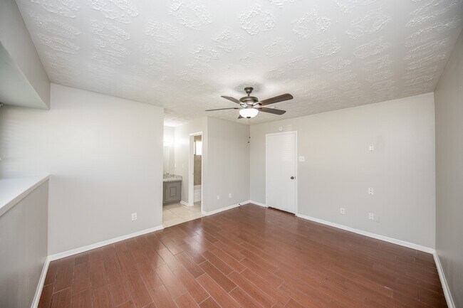 Building Photo - 6835 Castleview Ln