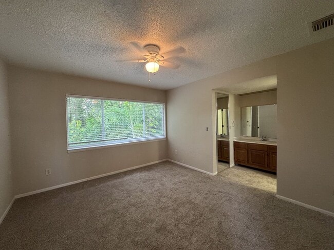 Building Photo - Beautiful 2/2 Townhouse with one car garag...