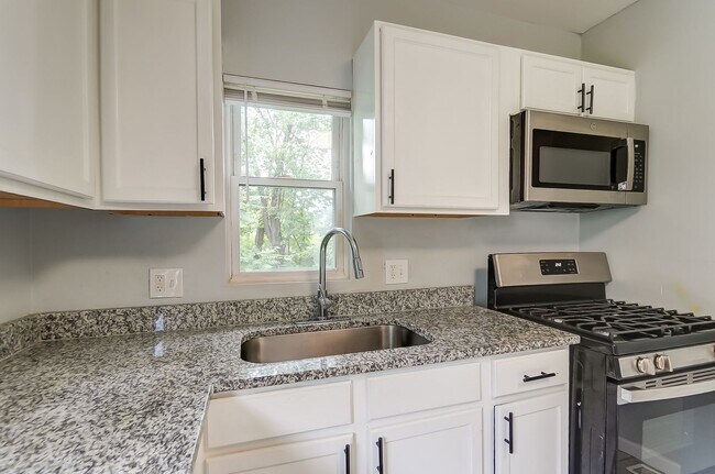 Building Photo - 2 Bedroom, 1 Bath