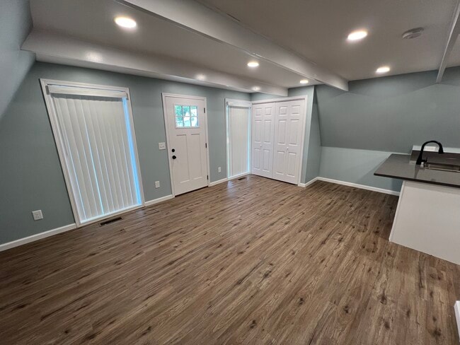 Building Photo - 12 Swiss Dr