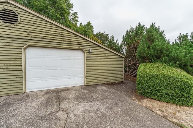 Building Photo - 2 Bedroom 2 Bath with single car garage