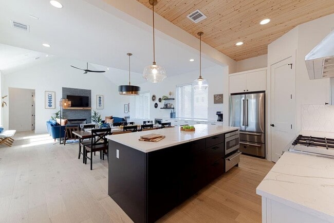 Building Photo - 1201 Canyon Edge Dr