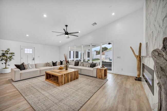 Building Photo - Meticulously renovated single-story contem...