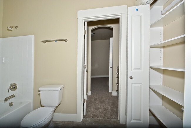 Building Photo - 4 Bedrooms 2.5 Bathrooms in Meridian