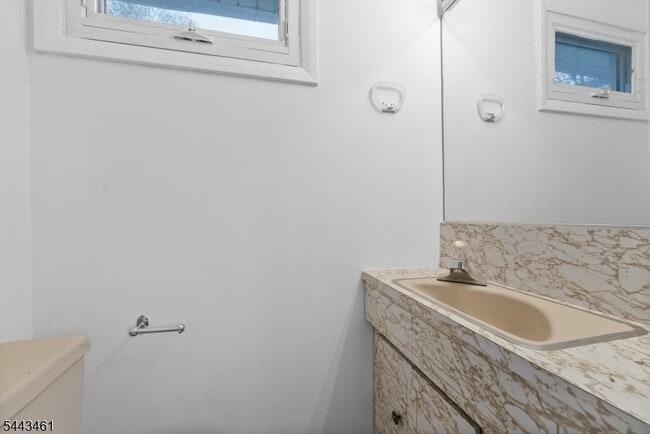 Building Photo - 46 Daka Ct