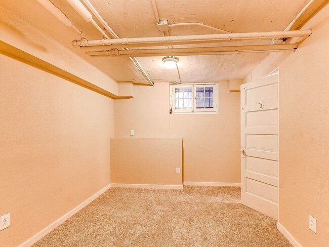 Building Photo - 2 Bedroom 2 Bath Duplex in Denver - Availa...