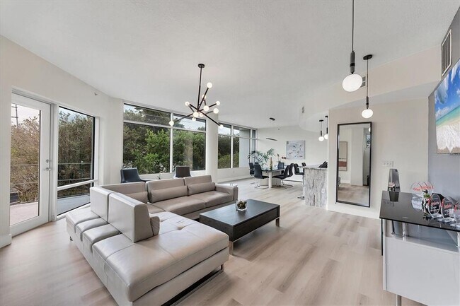 Building Photo - 525 E Jackson St