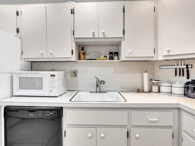 Building Photo - 300 Bayview Dr