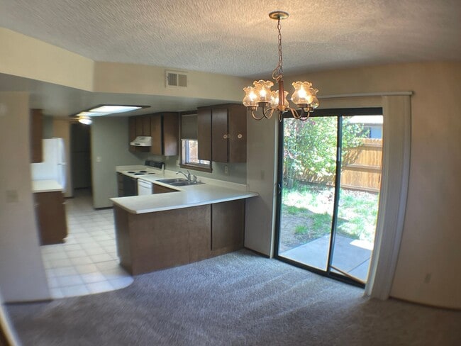 Building Photo - Super End unit Townhouse!!