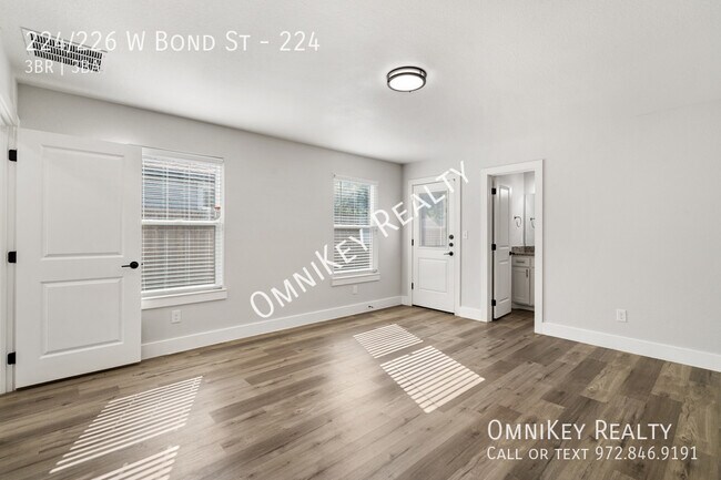 Building Photo - 224/226 W Bond St-224