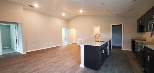 Building Photo - Like New!! 4-Bedroom, 2-Bathroom in Lakeland