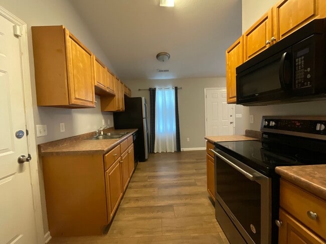 Building Photo - 3 bedroom/2 bath home