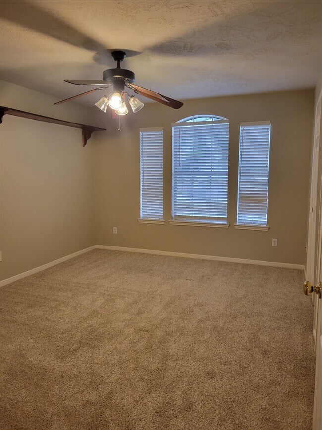 Building Photo - 3715 Pinehurst Dr