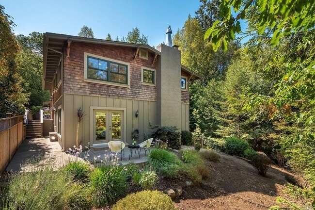 Building Photo - FIVE BEDROOM THREE AND HALF BATH HOME ON C...