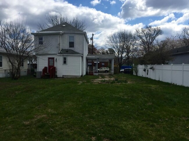 Building Photo - North Side House! Roomy 3 bed 2 bath with ...