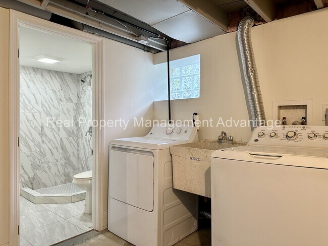 Building Photo - 310 W Hazelhurst St
