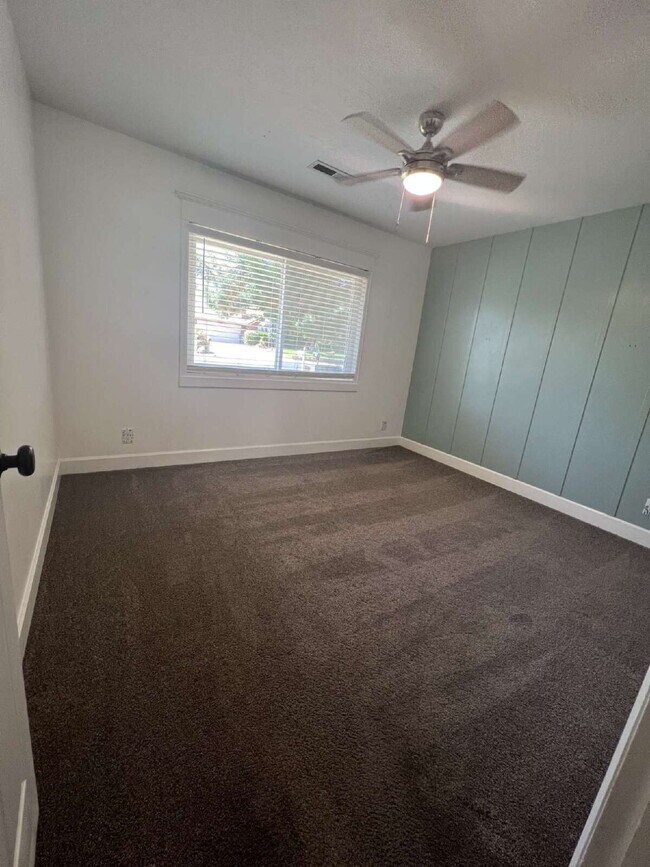 Building Photo - "Spacious 4-Bed Oasis with 3.5 Baths in Charming St. George!"