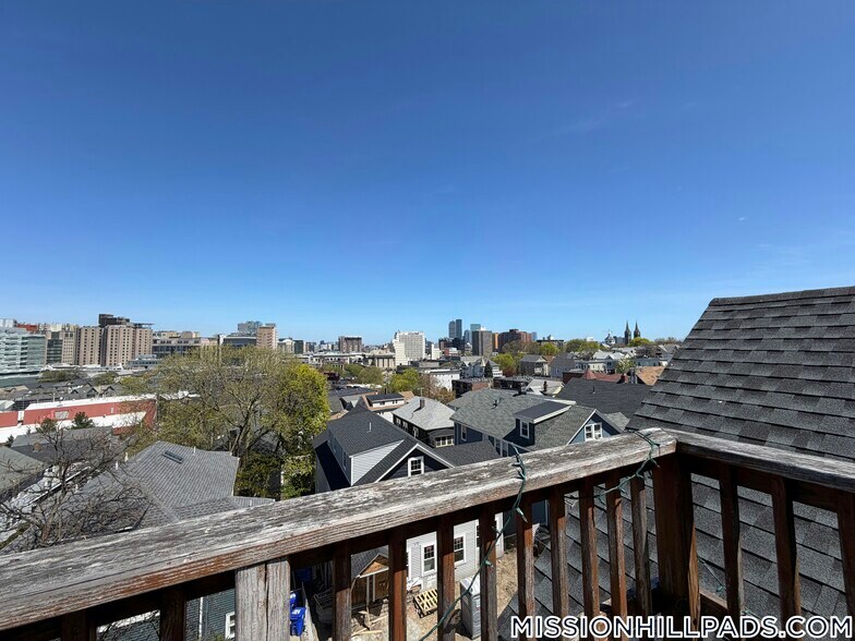 Building Photo - 166 Hillside St