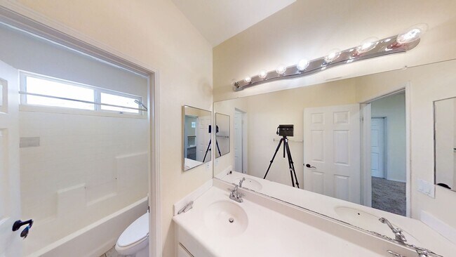Building Photo - Spacious 4 bedroom 3 bath