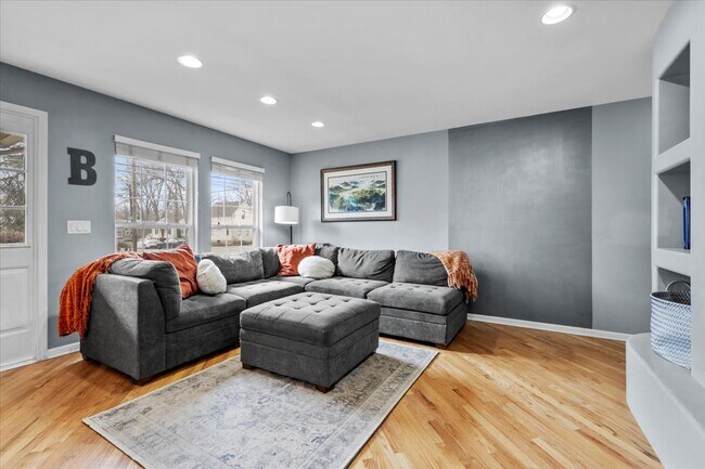 Building Photo - 907 Main St