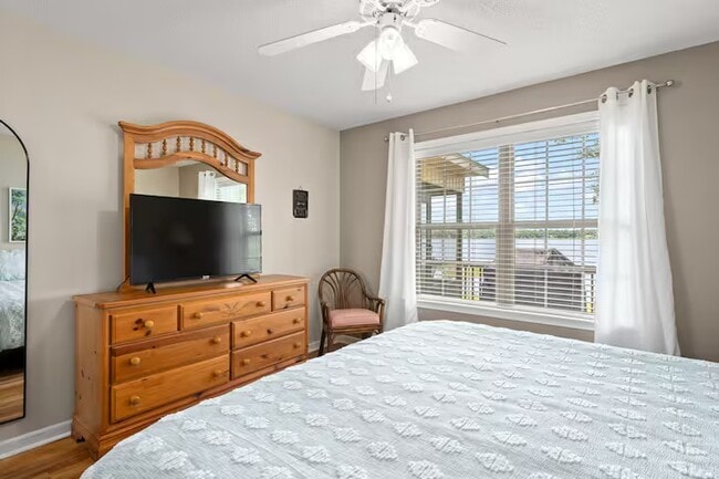 Building Photo - 270 Silver Lake N