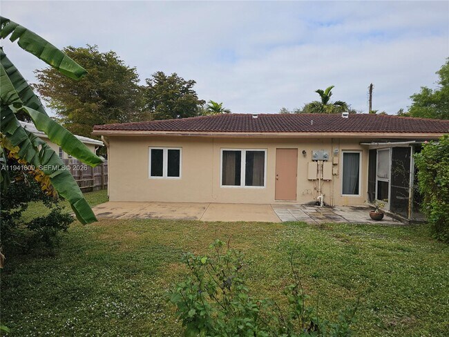 Building Photo - 1100 NE 115th St