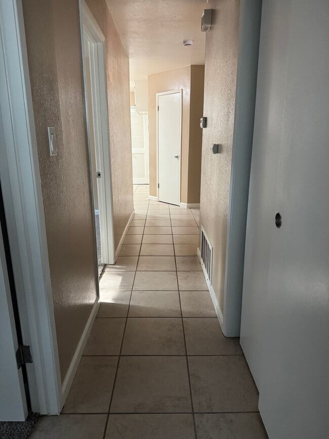 Building Photo - Great home in an established neighborhood